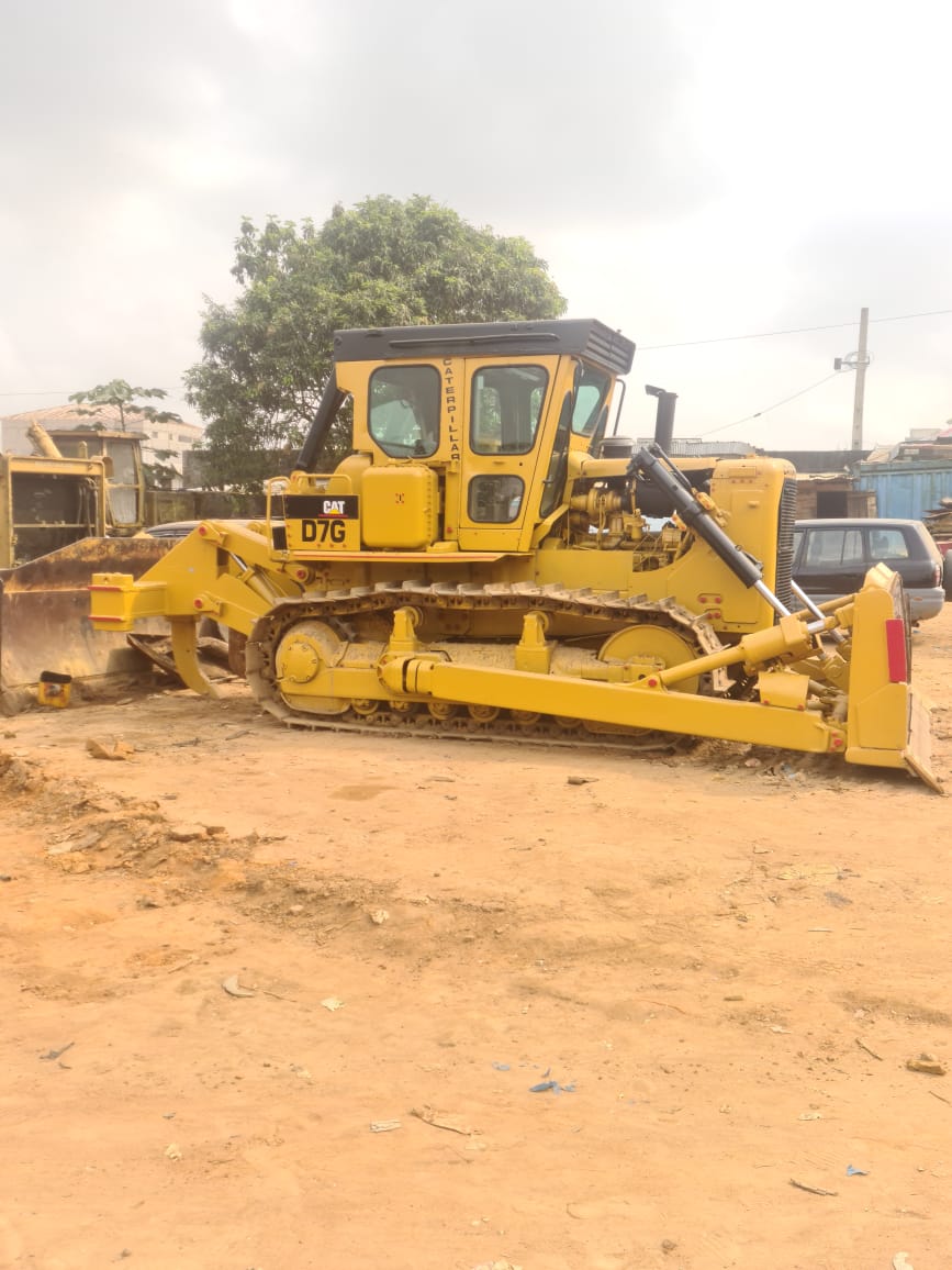 Bulldozer Caterpillar D7G vue de profil