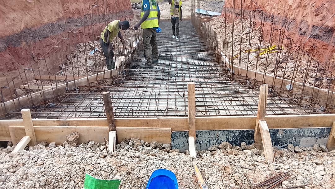 Ferraillage d'un ouvrage de dalot avec ouvriers